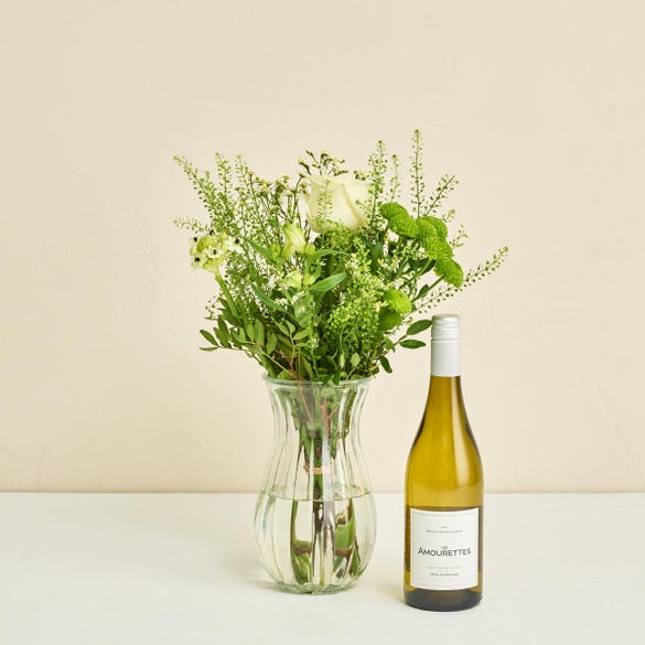 Floristens kreative buket i lyse nuancer med hvidvin